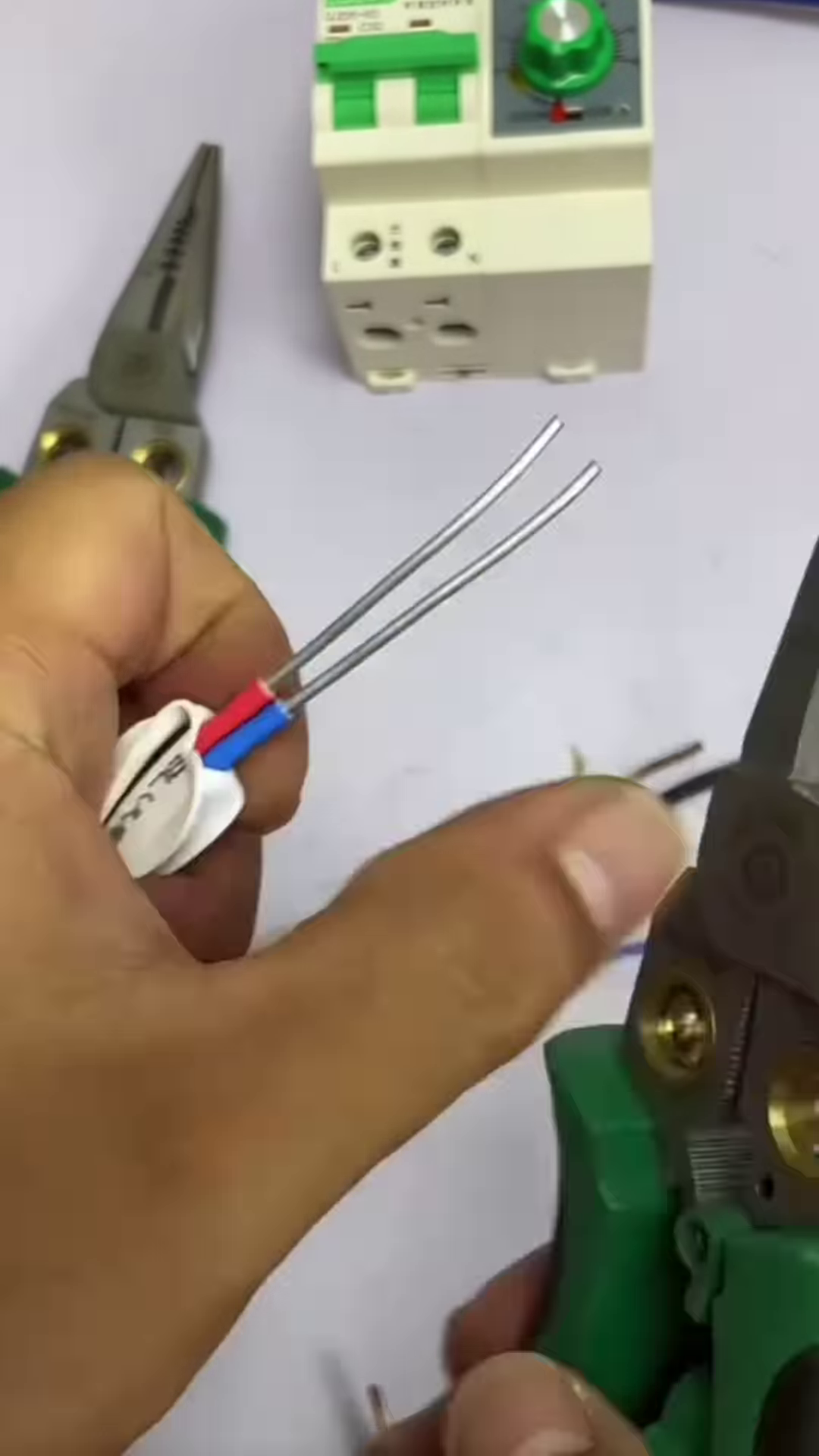 Professional 9-in-1 Multifunctional Needle Nose Pliers - Heavy-Duty Electrical Wire Stripper and Crimper